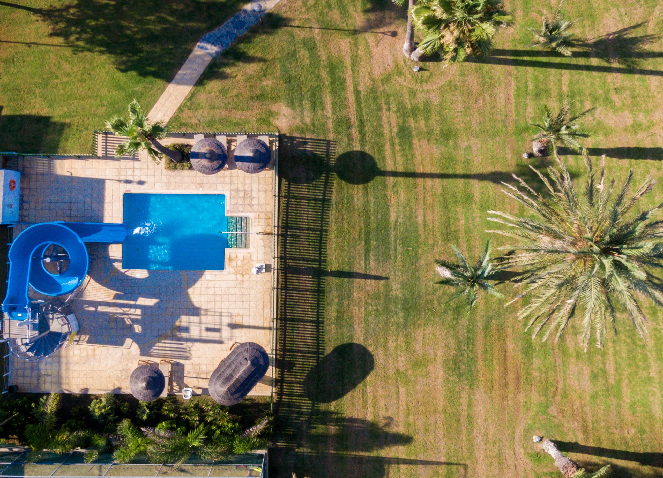 金色海湾沙滩酒店 拉纳卡 外观 照片 Aerial view of the pool