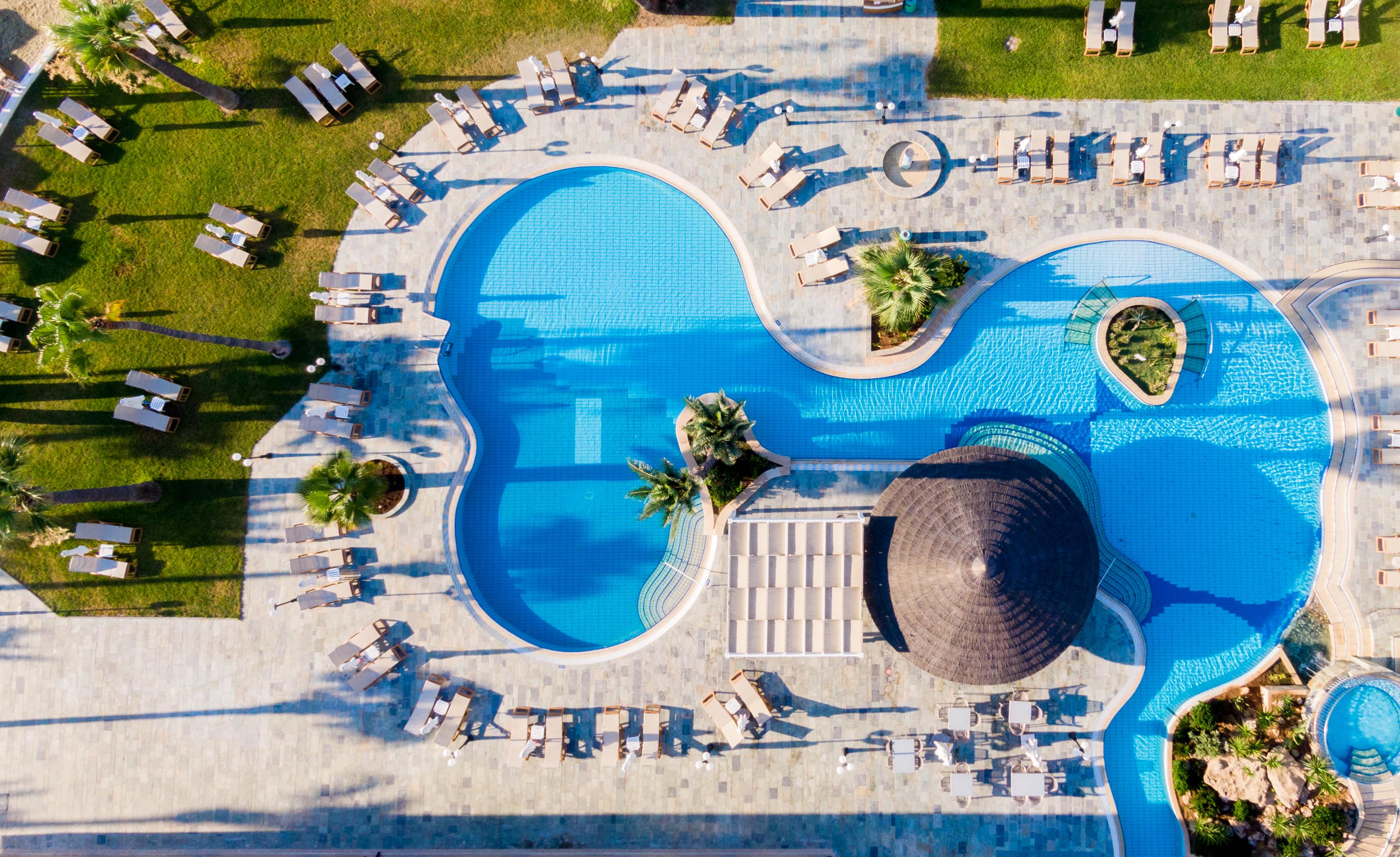 金色海湾沙滩酒店 拉纳卡 外观 照片 Aerial view of a swimming pool