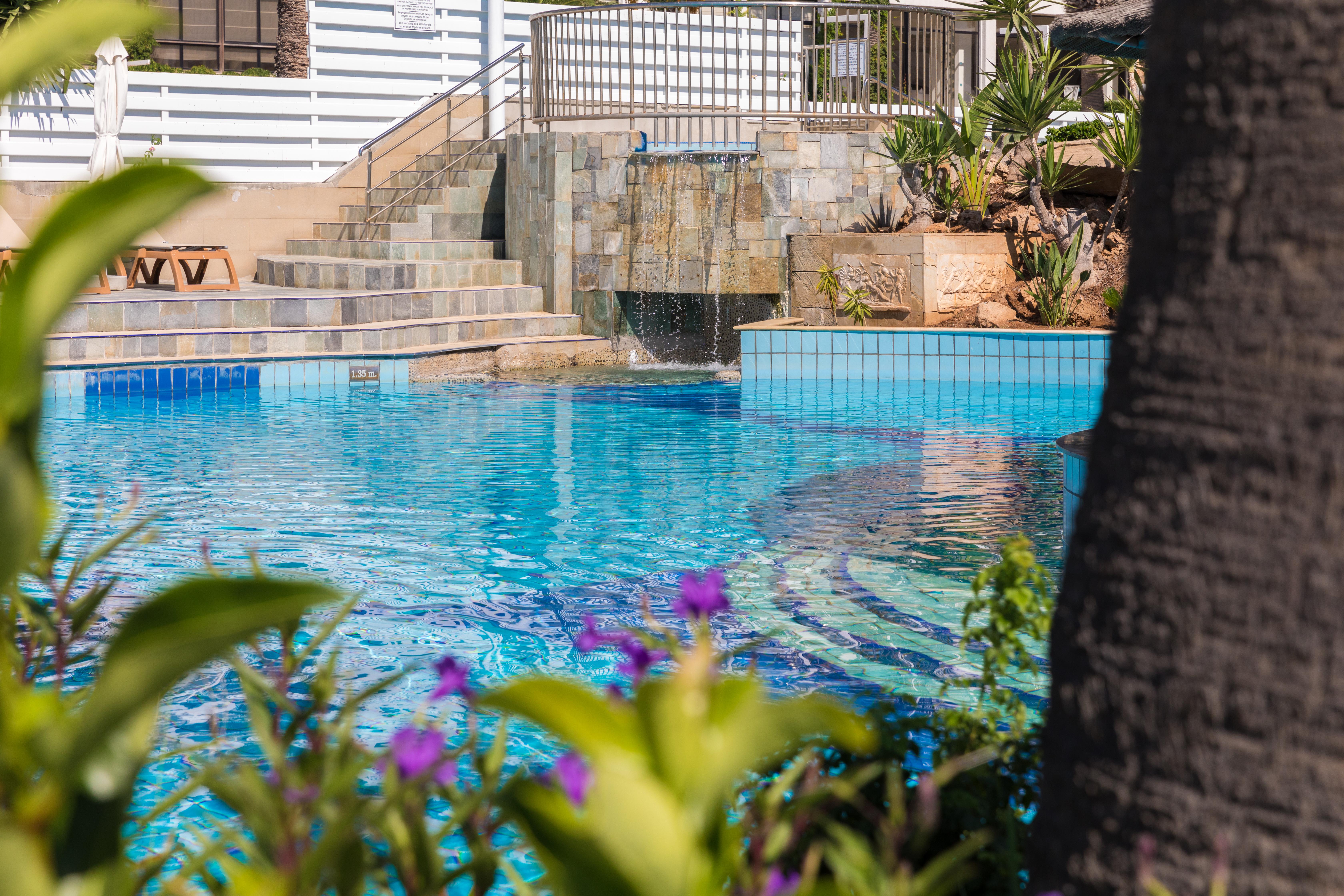 金色海湾沙滩酒店 拉纳卡 外观 照片 Swimming pool at the resort