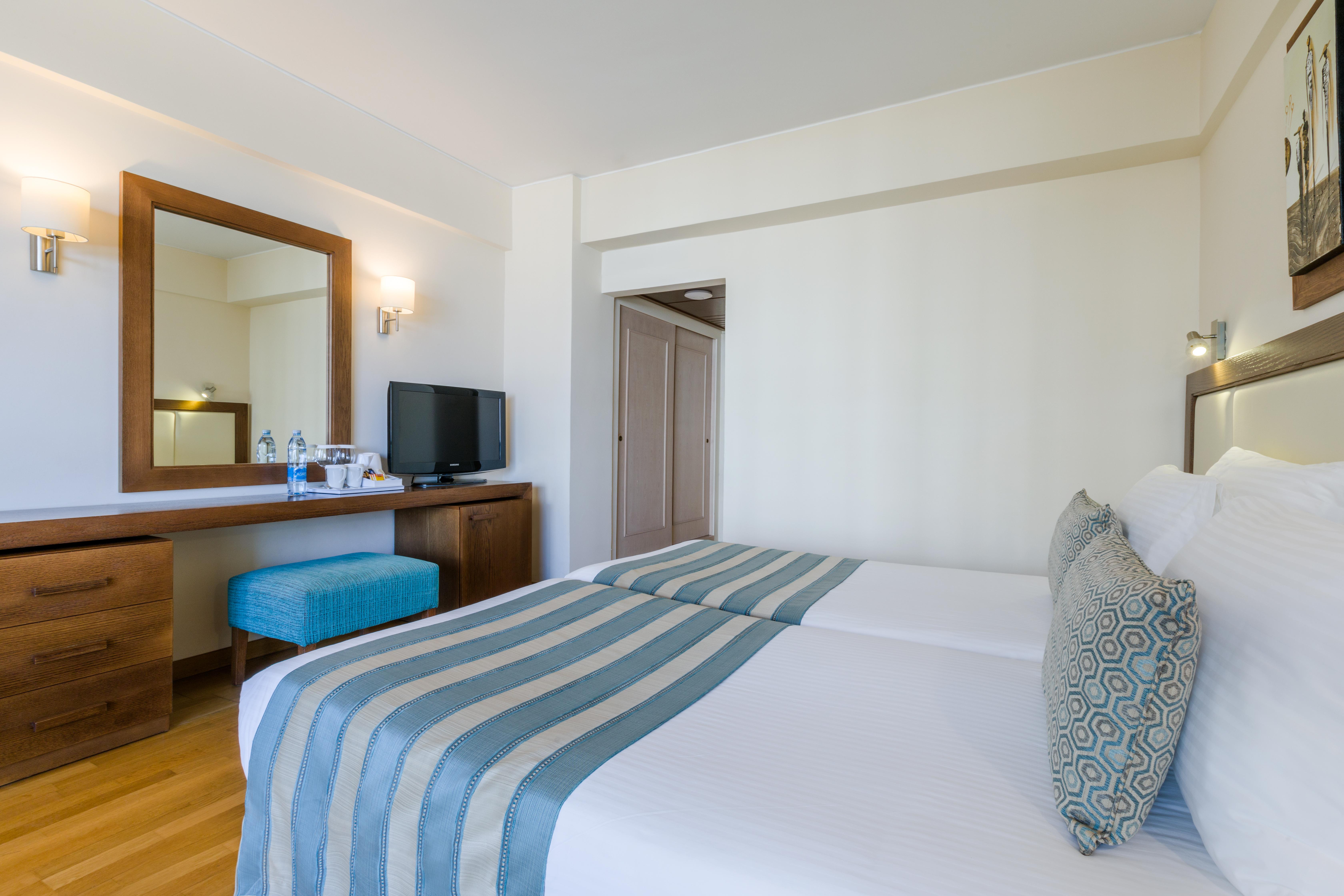 金色海湾沙滩酒店 拉纳卡 外观 照片 A bedroom at the hotel