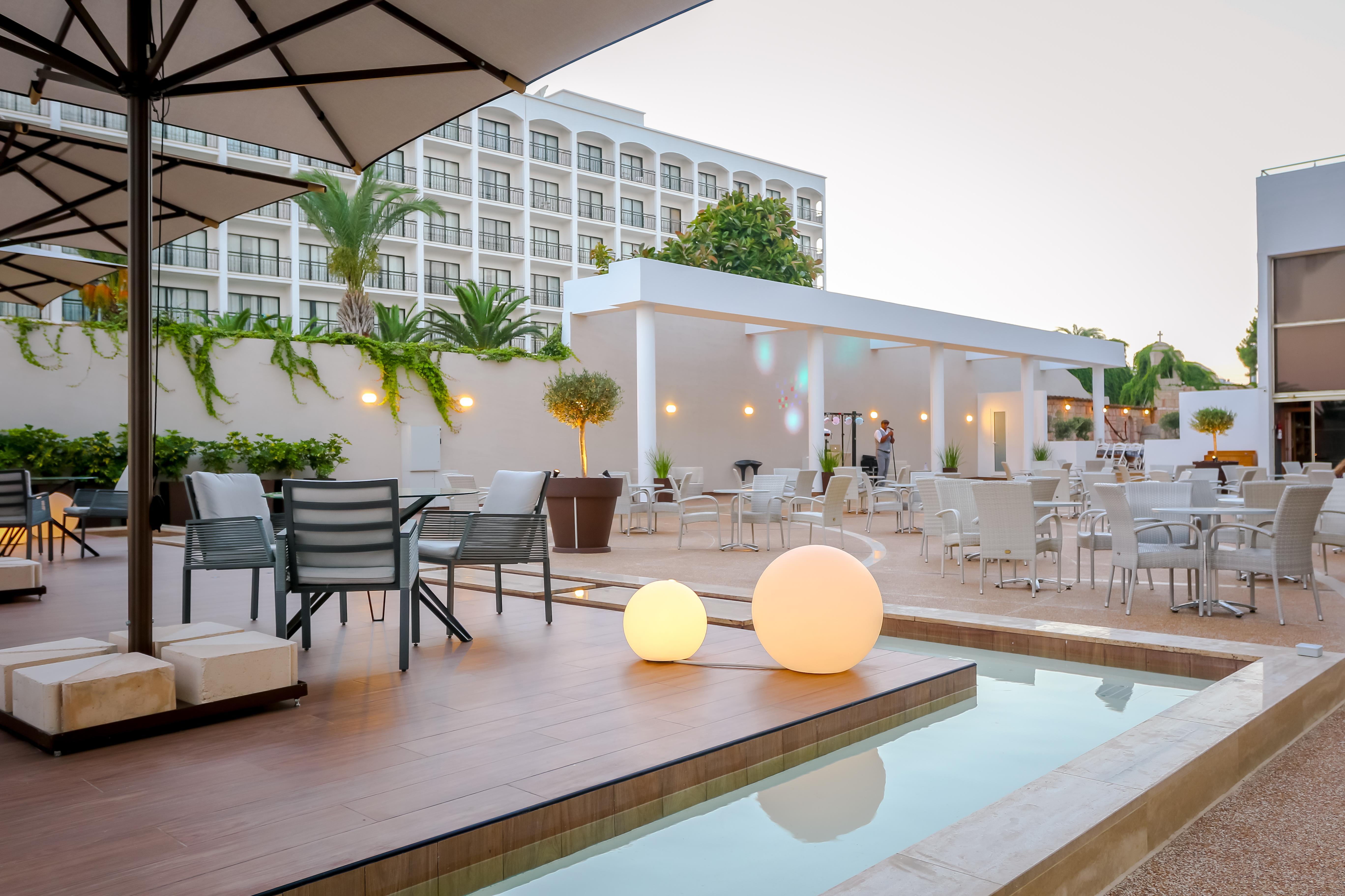 金色海湾沙滩酒店 拉纳卡 外观 照片 The hotel's pool