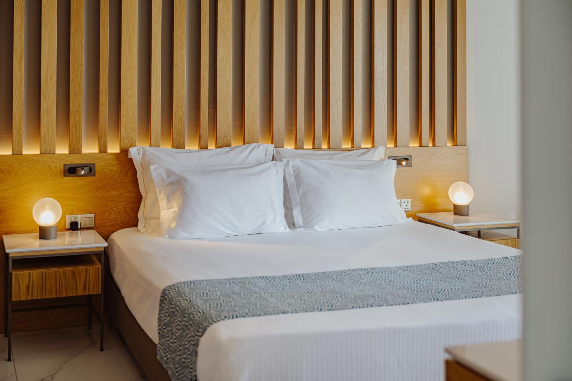 金色海湾沙滩酒店 拉纳卡 外观 照片 A bedroom at the hotel