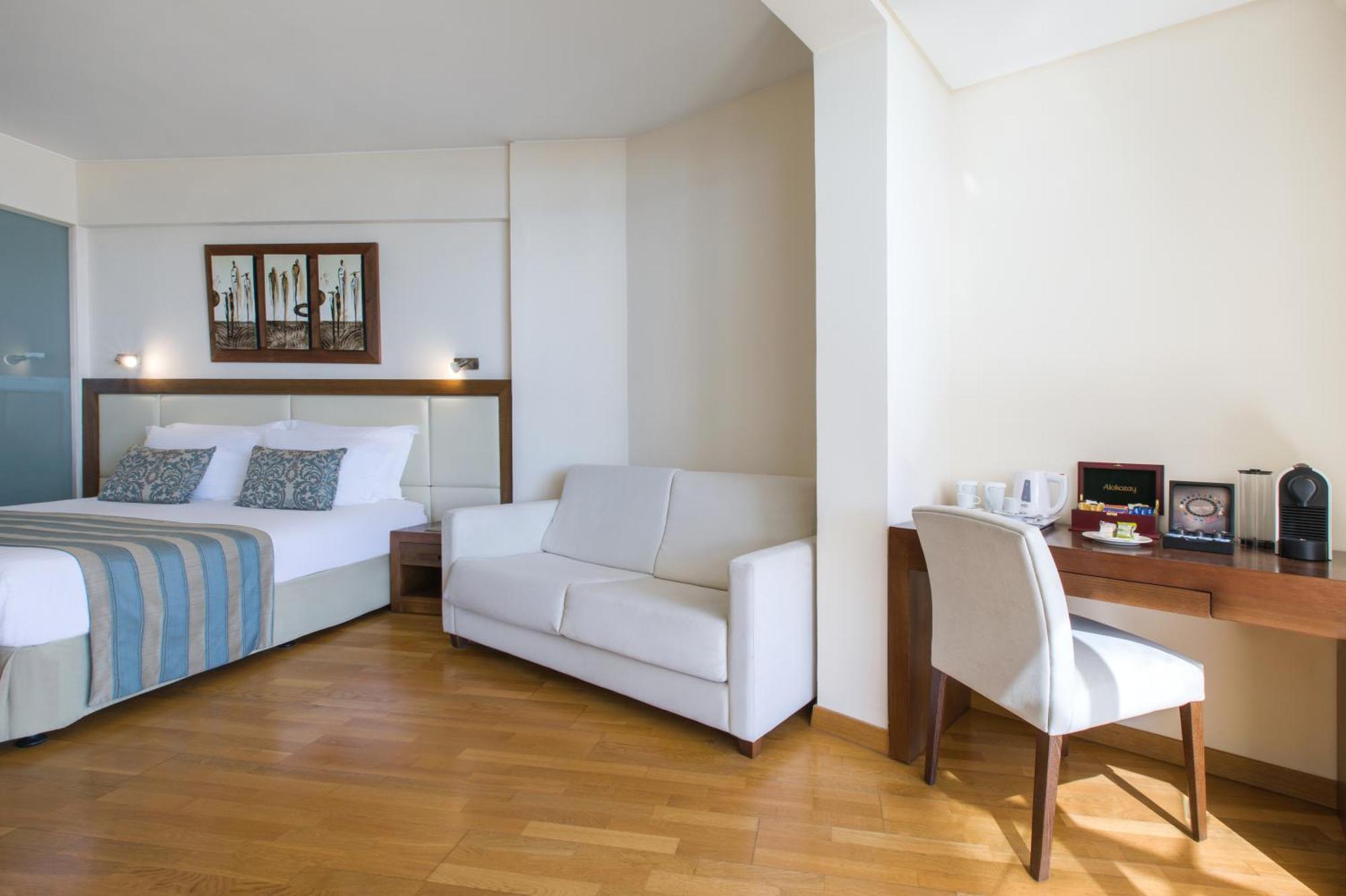 金色海湾沙滩酒店 拉纳卡 外观 照片 A room at the hotel
