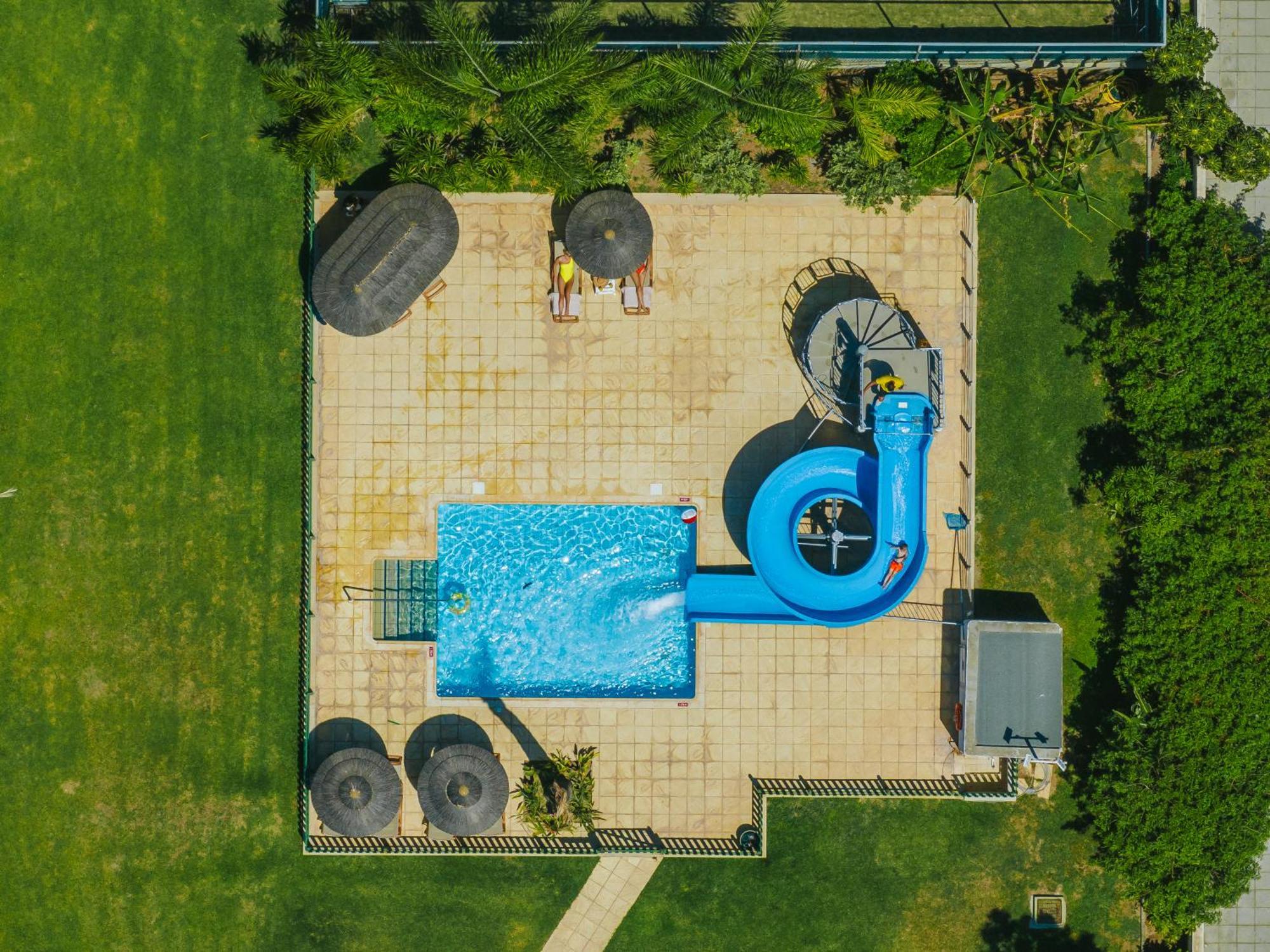 金色海湾沙滩酒店 拉纳卡 外观 照片 Aerial view of the water park