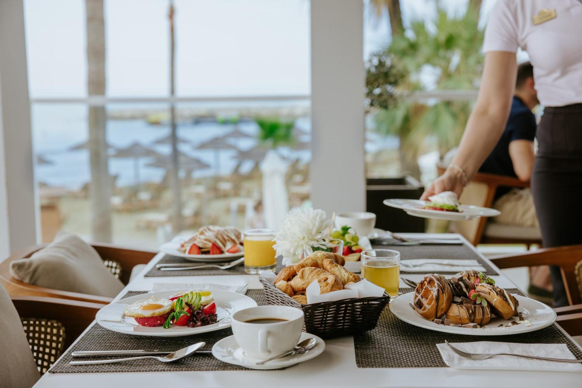金色海湾沙滩酒店 拉纳卡 外观 照片 A breakfast buffet at a hotel