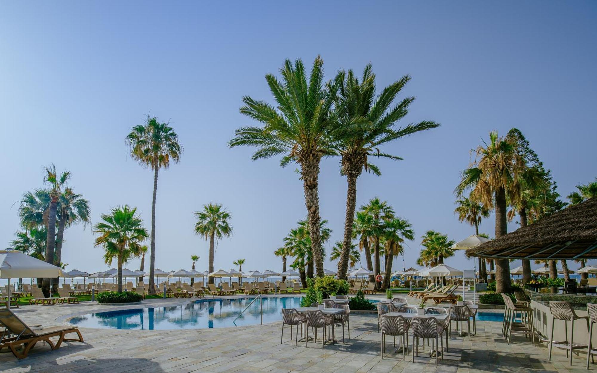 金色海湾沙滩酒店 拉纳卡 外观 照片 The pool at the hotel