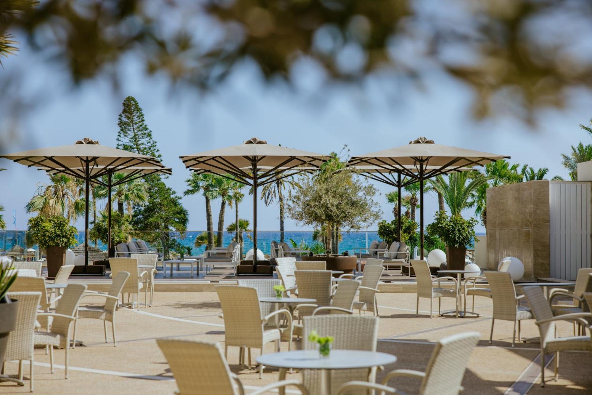 金色海湾沙滩酒店 拉纳卡 外观 照片 The pool deck at the Westin Resort