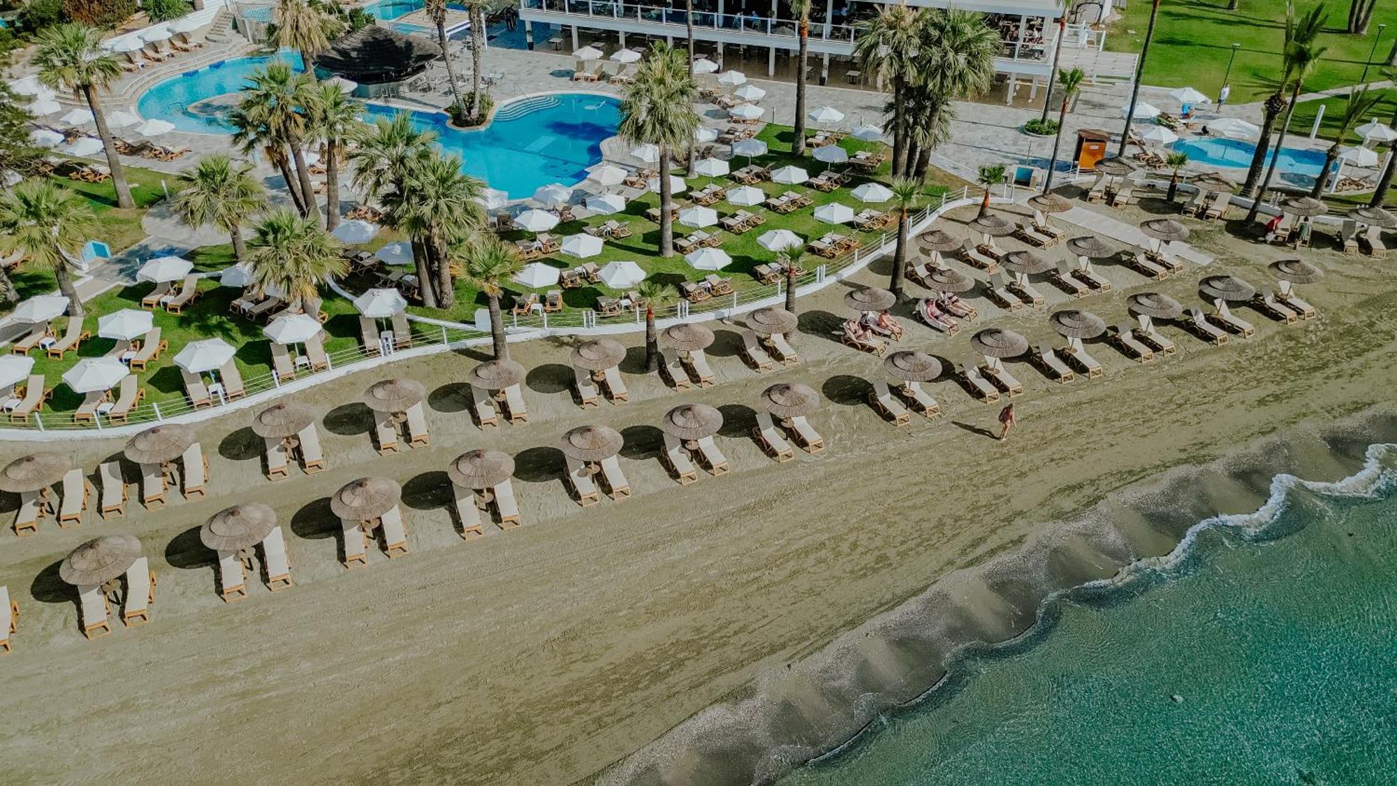 金色海湾沙滩酒店 拉纳卡 外观 照片 Aerial view of the beach