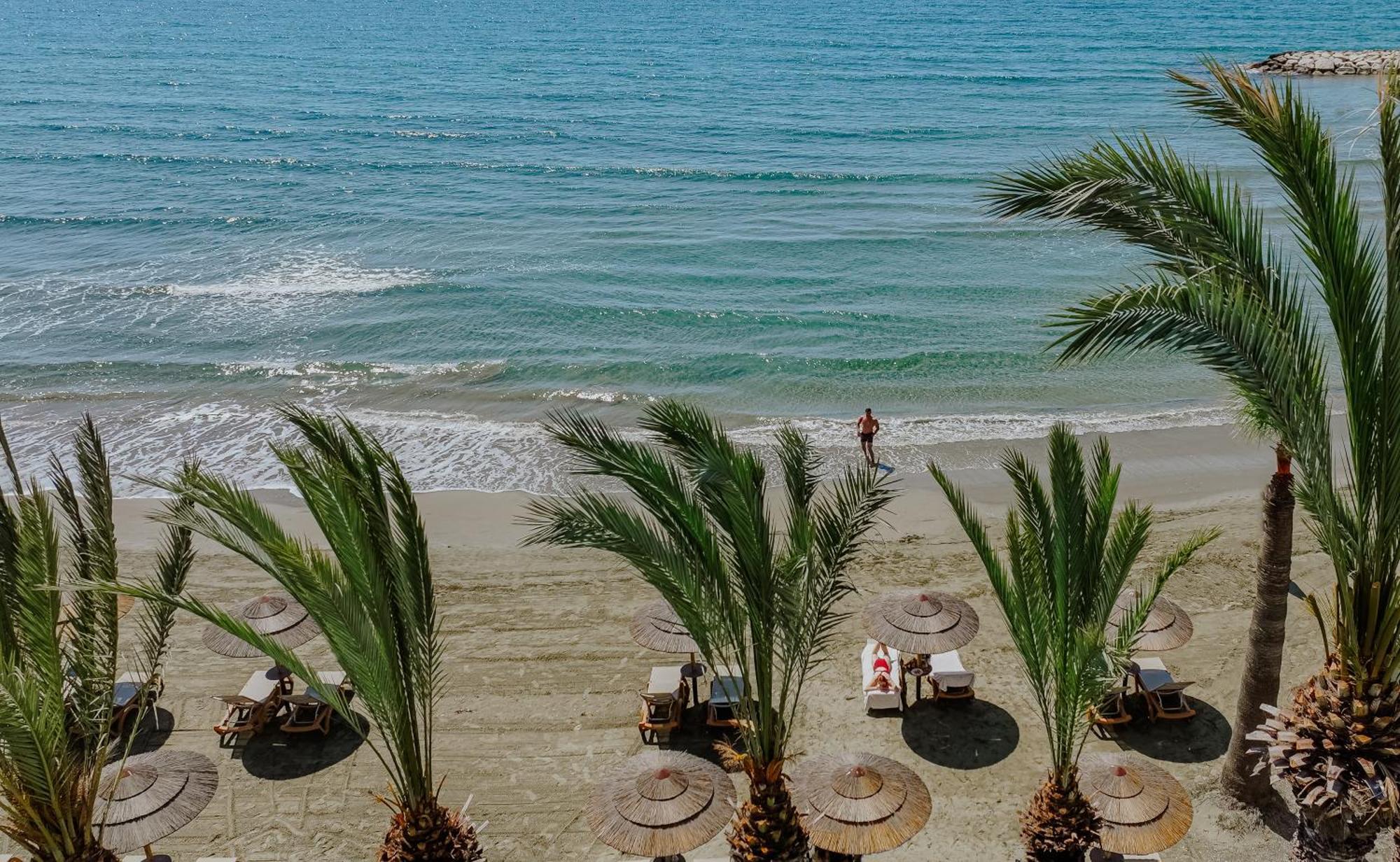金色海湾沙滩酒店 拉纳卡 外观 照片 Palm trees on the beach