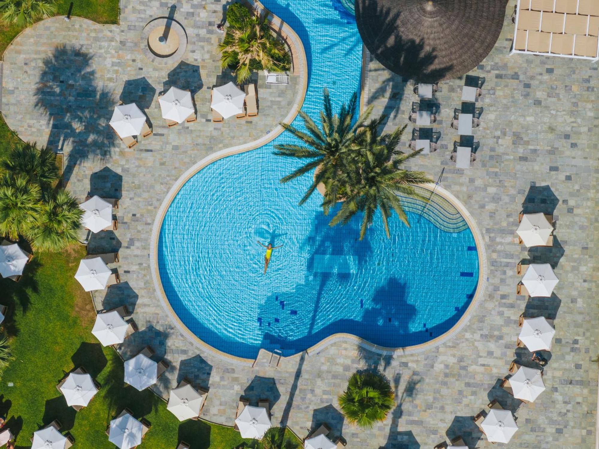 金色海湾沙滩酒店 拉纳卡 外观 照片 Aerial view of a swimming pool