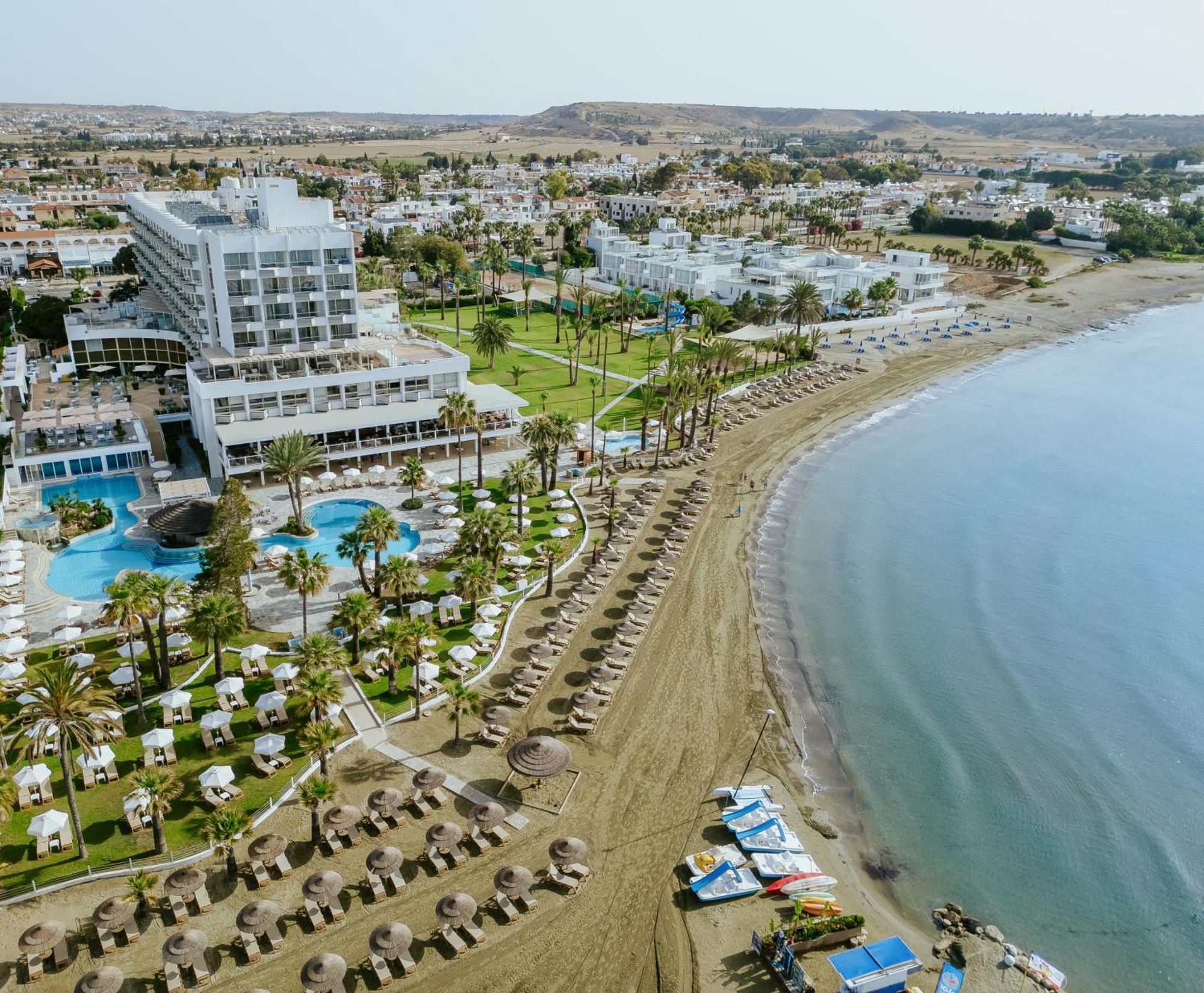 金色海湾沙滩酒店 拉纳卡 外观 照片 Aerial view of the beach