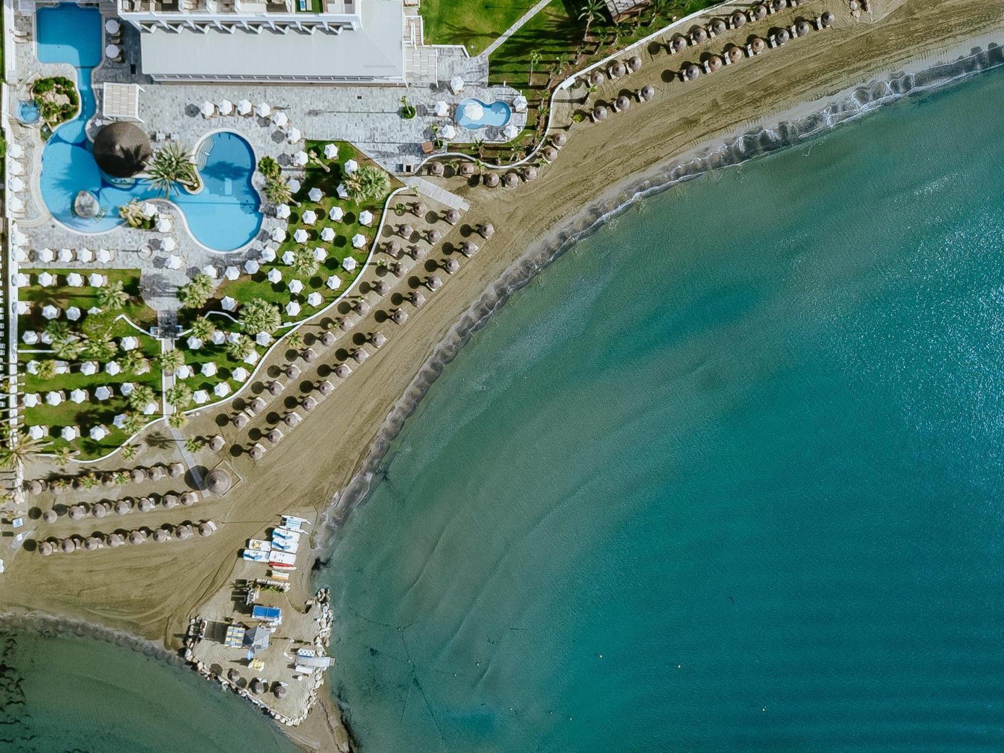 金色海湾沙滩酒店 拉纳卡 外观 照片 Aerial view of the beach