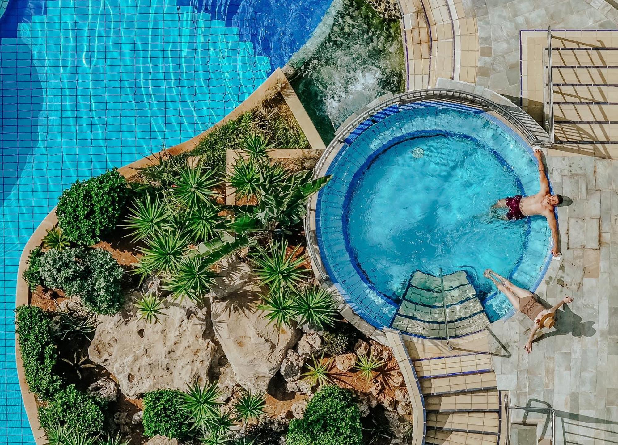 金色海湾沙滩酒店 拉纳卡 外观 照片 Aerial view of a swimming pool