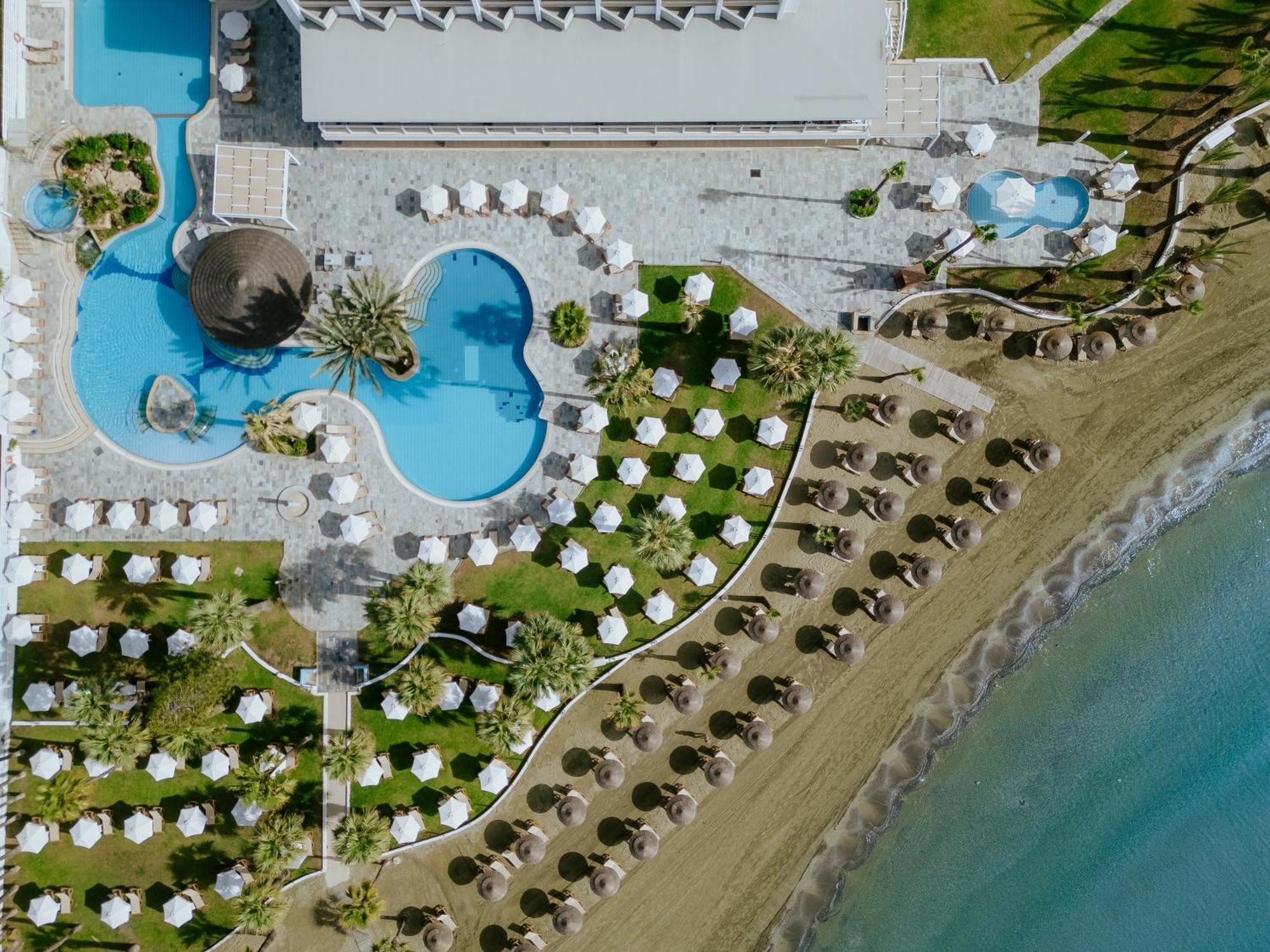 金色海湾沙滩酒店 拉纳卡 外观 照片 Aerial view of the beach