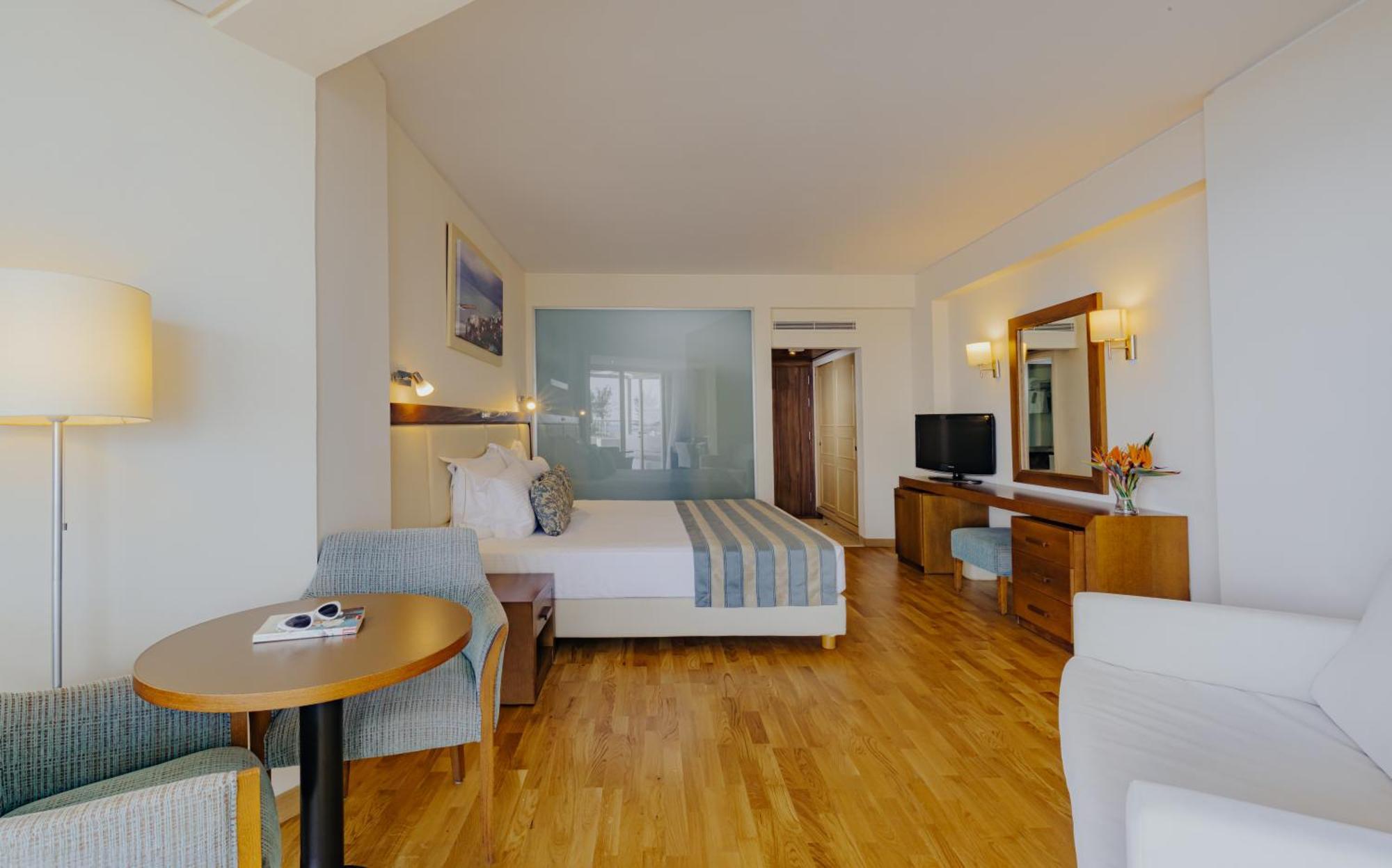 金色海湾沙滩酒店 拉纳卡 外观 照片 A room at the hotel