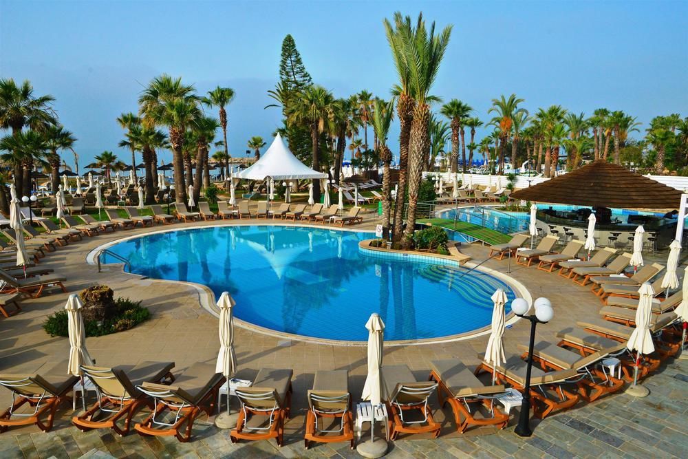 金色海湾沙滩酒店 拉纳卡 外观 照片 A swimming pool at a hotel in Cyprus