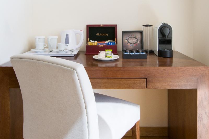 金色海湾沙滩酒店 拉纳卡 外观 照片 A Nespresso machine in a hotel room